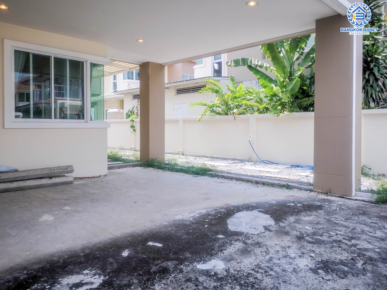 บ้านเดี่ยวมือสองย่านนนทบุรี ม.ชวนชมพาร์ค2 บางกรวย-ไทรน้อย หลังมุม เนื้อที่มากถึง 79.3 ตร.ว. ฟังก์ชัน 4 ห้องนอน 3 ห้องน้ำ 2 ที่จอดรถ บนทำเลเยี่ยม ใกล้เซ็นทรัลเวสต์เกต และรถไฟฟ้าสายสีม่วง "สถานีคลองบางไผ่"